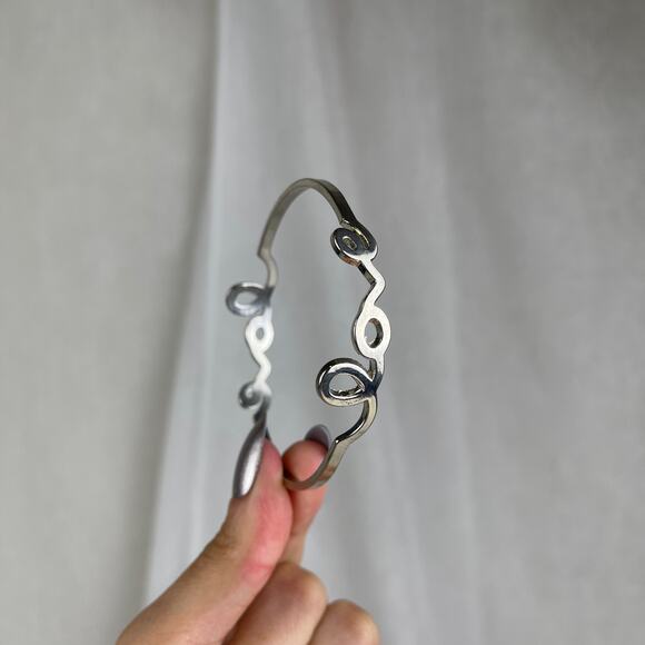 💕 NWOT Silver Tone LOVE Cursive Bangle Bracelet Size OS One Size - Picture 8 of 16